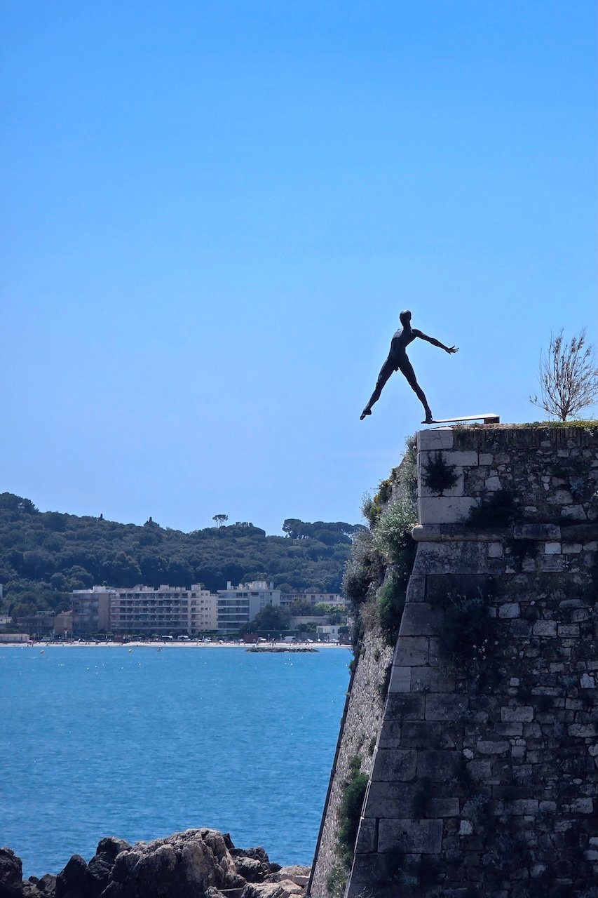 Antibes_Diver Statue_Distance