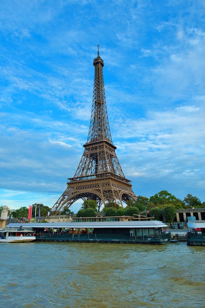 Eiffel_Tower_From_Seine_Paris