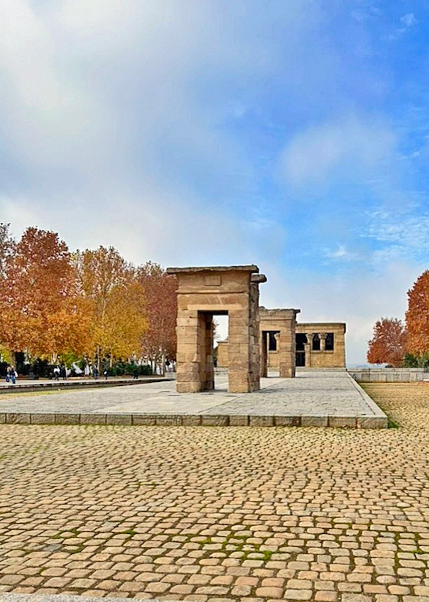 Templo de Debod_Fall Leaves_Madrid